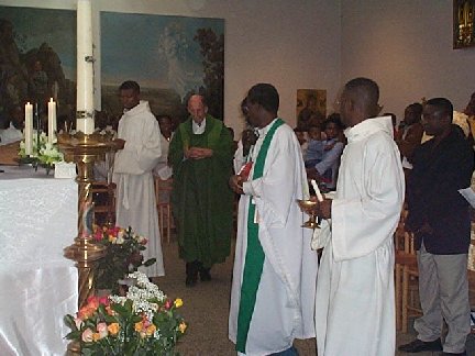 Jonge Afrikaanse Priester op bezoek bij de Witte Paters in de Haagse Schilderswijk.