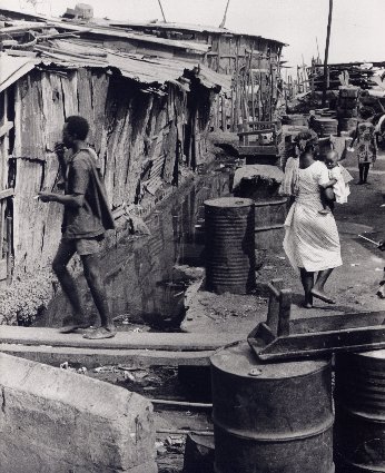 Krottenwijk Lagos, Nigeria. Bijna 50% van de Afrikanen wonen nu in de steden, en moeten daar proberen te overleven.