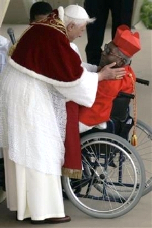 de Paus begroet de nieuwe kardinaal