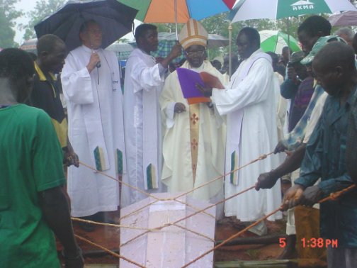 absoute en begrafenis van Pater Jan de Bekker te Aru, Congo.Mgr.Utembi.Links met paraplu Pater Ivo Wellens
