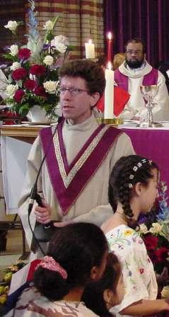 Pastor Jan Eijken gedurende een Internationale Eucharistieviering in de Marthakerk van Den Haag.
