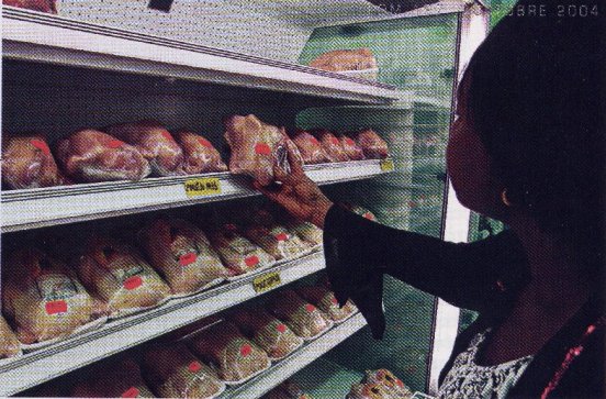 ingevroren kippenboutjes worden voor een spotgoedkope prijs te koop aageboden in de supermarkten van de Afrikaanse grote steden.  copyright CCFD-France
