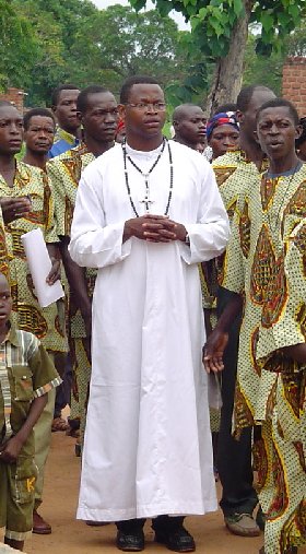 Jonge Missionaris van Afrika in Kwentu, Burkina Faso, op de dag van zijn eerste Mis. (2004)