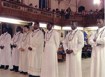 nieuwe missionarissen van Afrika, in Londen gewijd, 2004