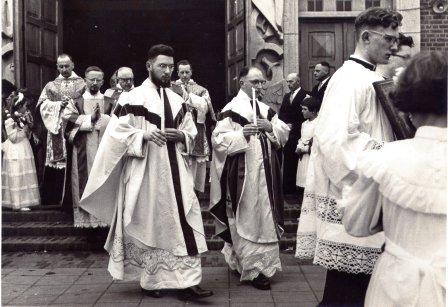 Walter van den Hout en Louis Melis in 1956 bij de priesterwijding