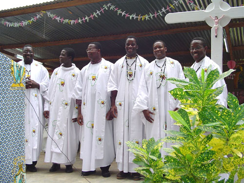 Burkina Faso 2004: een nieuwe aanwinst, de jonge generatie Missionarissen van Afrika. 