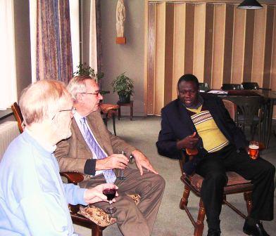Piet Kramer; Willy Delen en een Ugandese Priester, uit hun vroeger missiegebied.