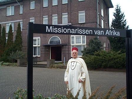 Pater Peter Nuijens heet de bezoekers welkom